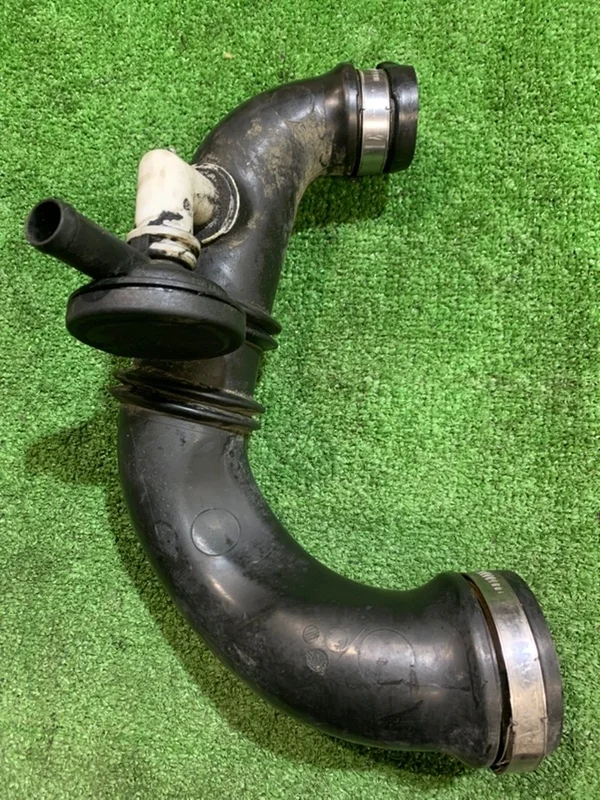 Патрубок воздушного фильтра Renault Logan