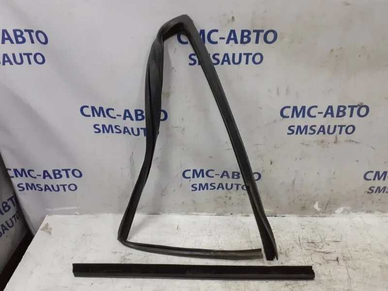 Уплотнитель стекла Volvo S60 01-09 30779293, задний правый