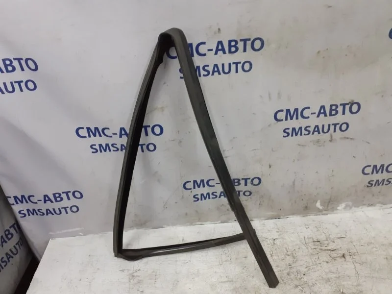 Уплотнитель стекла Volvo S60 01-09 30779293, задний правый