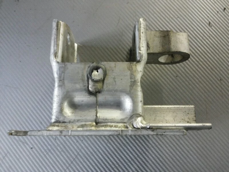 Кронштейн усилителя бампера Audi A8 2006-2008 4E0807134AB D3 3.2 BKP, передний правый