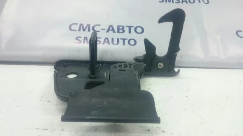 Крюк капота Audi A6 2005 4F0823480A C6 3.2 AUK