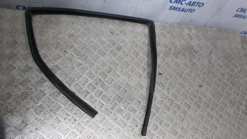 Уплотнитель стекла Volvo XC70 2001-2006 30779289, задний правый