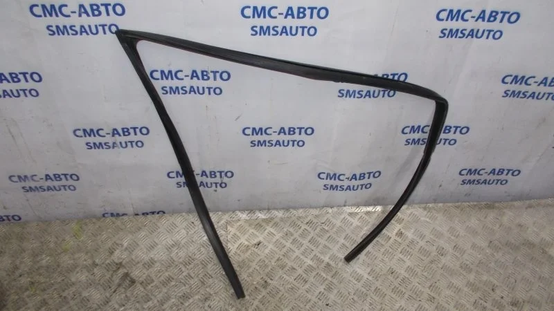 Уплотнитель стекла Volvo S60 2005-2007 30779289 С60 2.4, передний правый