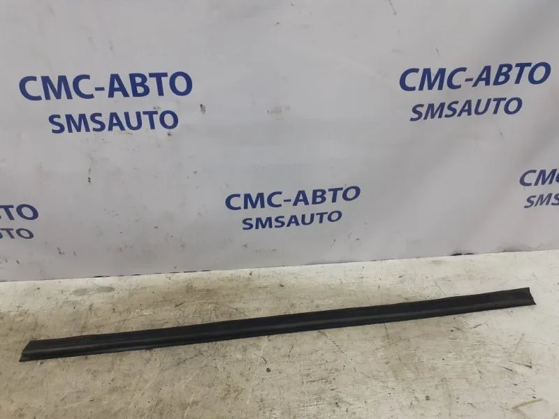 Уплотнитель стекла Volvo S60 2010-2013 31335771 С60 1.6T, передний правый