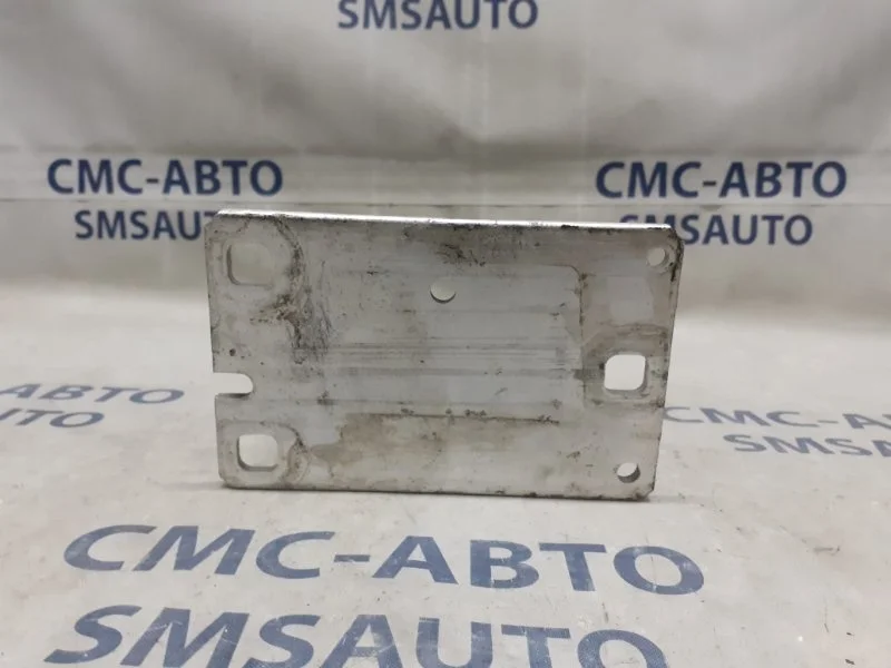 Кронштейн усилителя бампера Audi A5 8K0807134A 8K 3.2, передний правый