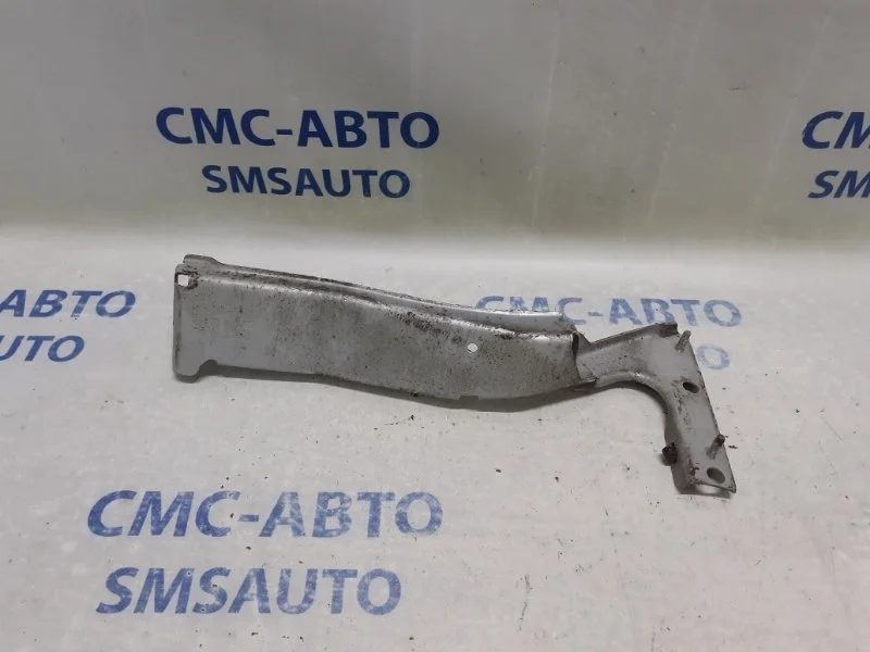 Кронштейн крыла Audi A5 2008-2011 8T0821136A 8K 3.2, передний правый