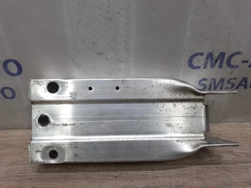 Кронштейн усилителя бампера Mercedes-Benz CLS-Class A2126200895 W218 3.5, передний правый