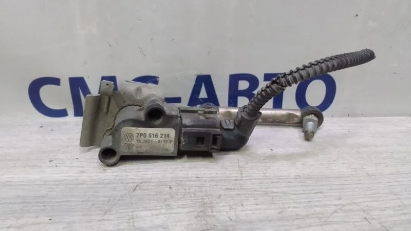 Датчик уровня подвески Volkswagen Touareg 7P0616214 NF, передний правый