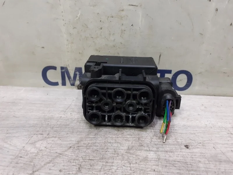 Блок клапанов пневмоподвески Volkswagen Touareg 7P0698014 NF