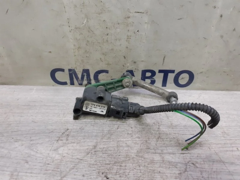 Датчик уровня подвески Volkswagen Touareg 7P0616213 NF, передний левый