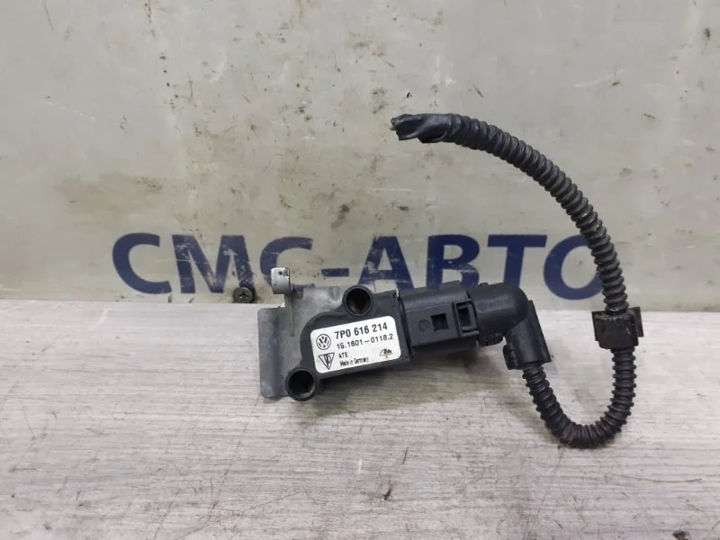 Датчик уровня подвески Volkswagen Touareg 7P0616214 NF, передний правый