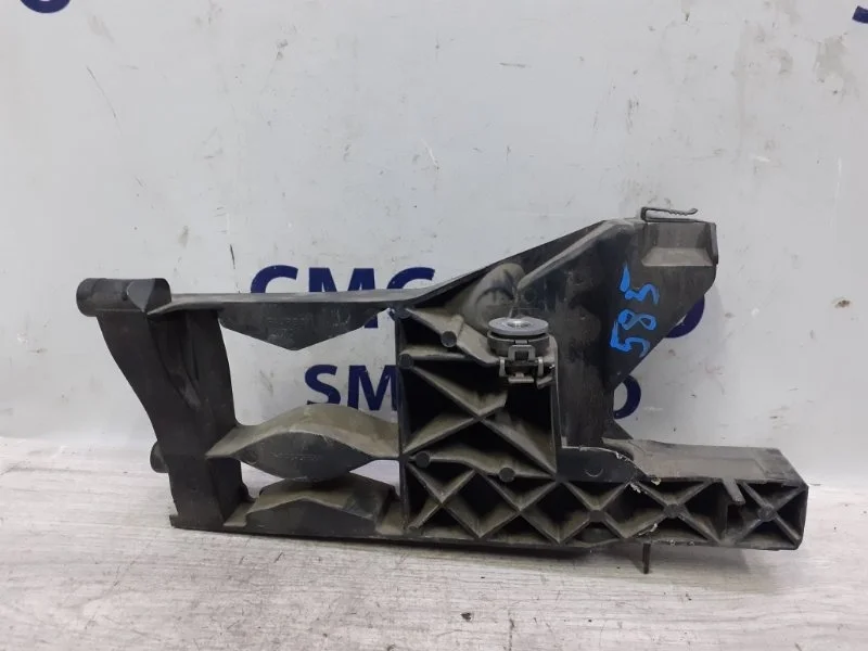 Кронштейн фары Audi A6 2015 4G0805608A C7 2.0T CYP, правый