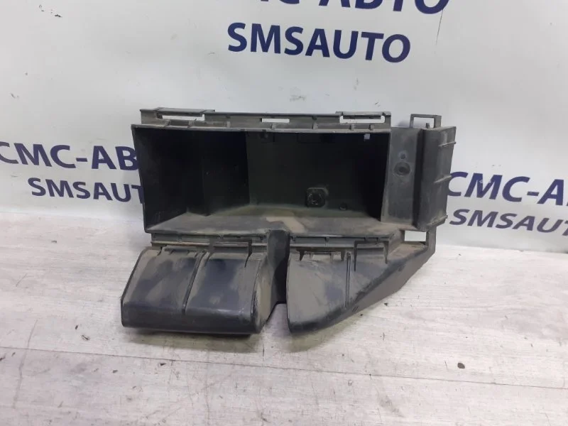 Кронштейн бампера под фонарь Volvo XC90 30698138 ХС90 3.2 B6324S, задний правый