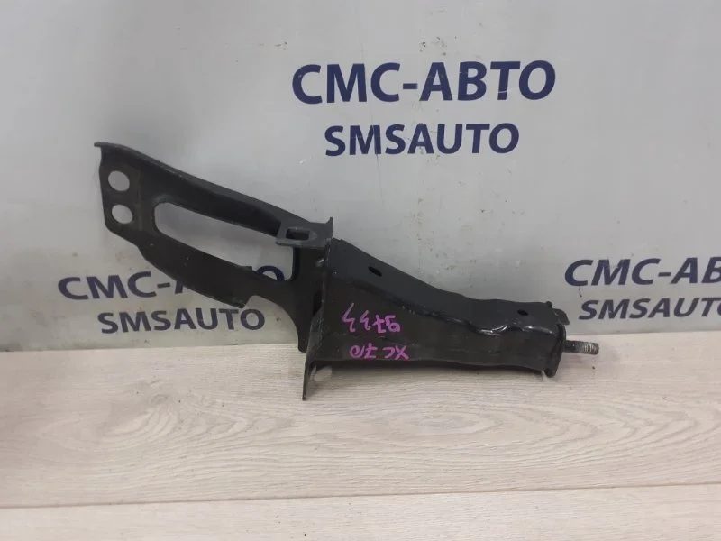 Кронштейн усилителя бампера Volvo XC70 31329437 ХС70 3.2 B6324S, передний правый