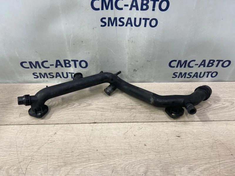 Патрубок охлаждения Audi Q5 06E121045J 8R 3.2 CAL