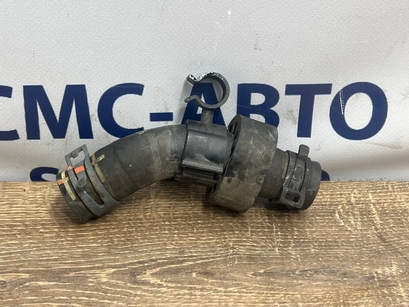 Патрубок охлаждения Volkswagen Touareg 7P6122157E NF 3.0 CGE