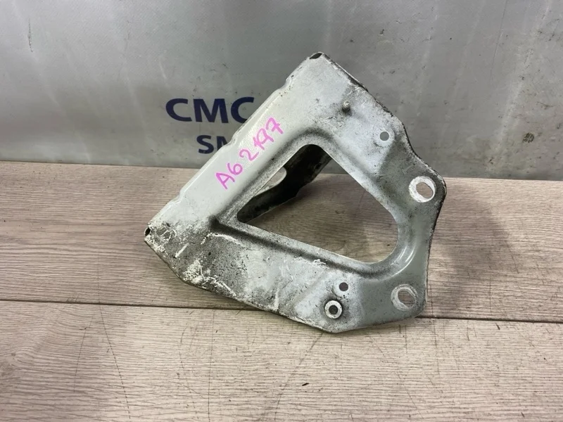 Кронштейн крыла Audi A6 2010 4F0821135B C6 2.8 CCE, передний левый