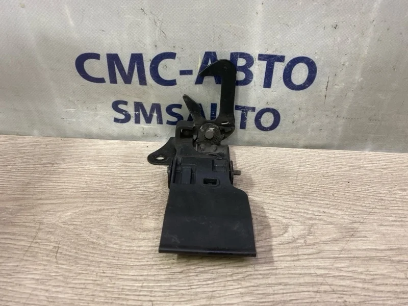 Крюк капота Audi A8 2011 4H0823485C D4 4.2 CDR