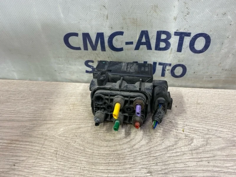 Блок клапанов пневмоподвески Volkswagen Touareg 7P0698014 NF 3.0 CGE