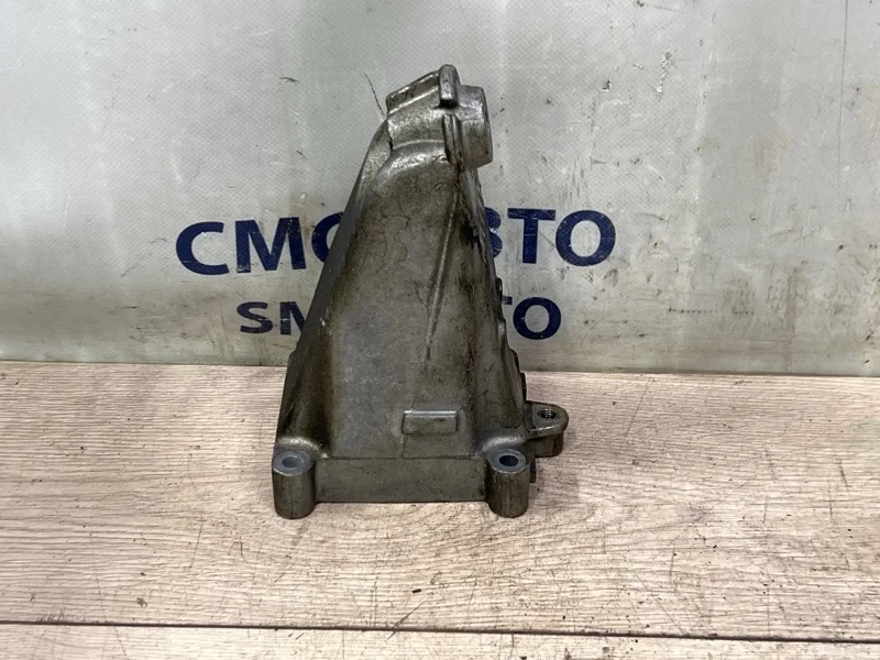 Кронштейн ДВС Mercedes-Benz E-Class A2712232304 C207 271.860, правый