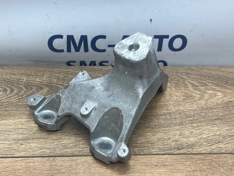 Кронштейн ДВС Audi A8 2011 4H0199308AC D4 4.2 CDR, правый