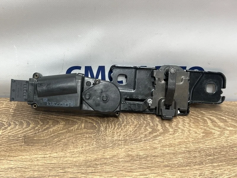 Доводчик багажника Audi A8 4H0827383 D4 3.0 CGW