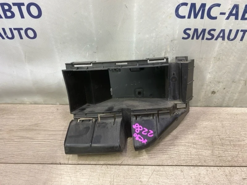 Кронштейн бампера под фонарь Volvo XC90 30698138 ХС90 3.2 B6324S5, задний правый