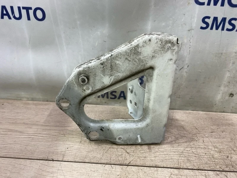 Кронштейн крыла Audi A6 4F0821135B C6 2.8 CCE, передний левый