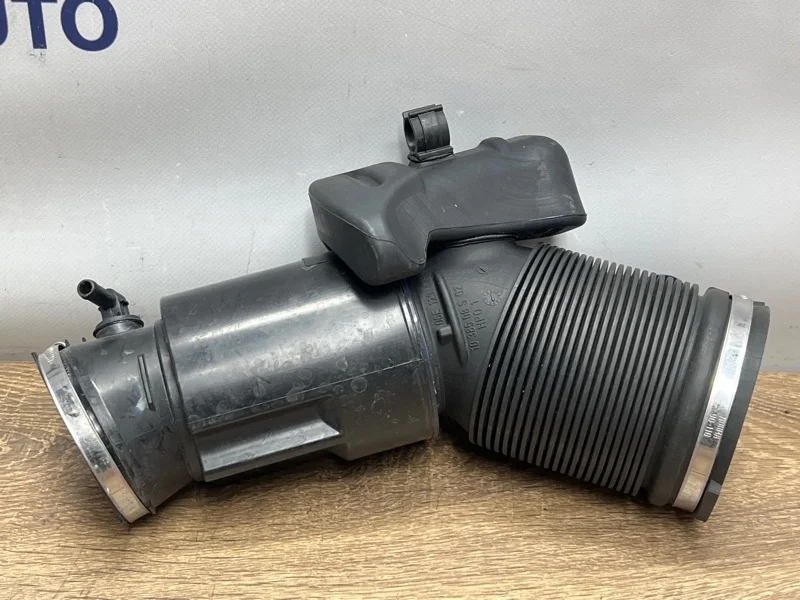 Патрубок воздушный Audi A6 06E129629M C6 3.0 CAJ