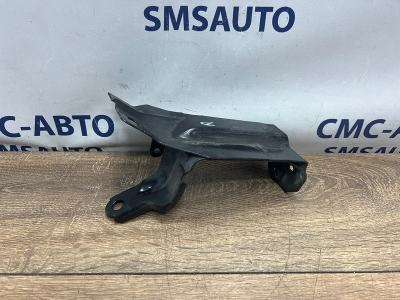 Кронштейн радиатора Volvo S60 31261932 С60 1.6 B4164T, правый