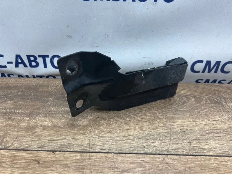 Кронштейн радиатора Volvo XC60 31261932 ХС60 3.0 B6304T4, правый