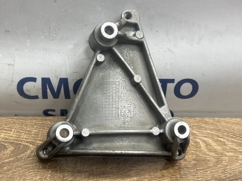 Кронштейн Audi A6 06E260835C C6 3.0 CAJ