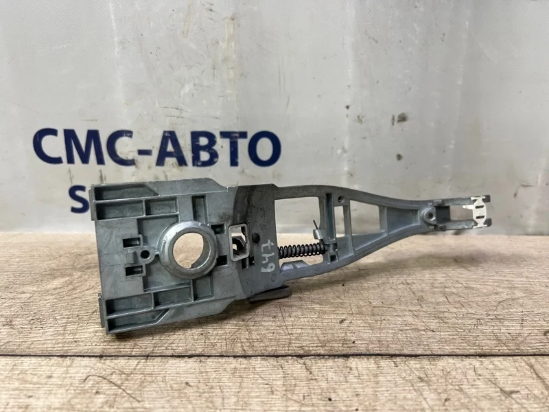 Кронштейн ручки двери Volvo XC90 31253175 ХС90 4.4 B8444S, передний левый