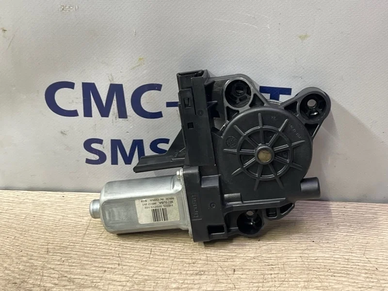 Моторчик стеклоподъемника Volvo XC70 30699645 ХС70 3.0 B6304T4, передний левый