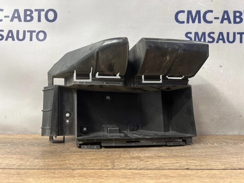 Кронштейн бампера под фонарь Volvo XC90 30698138 ХС90 3.2 B6324S, задний правый