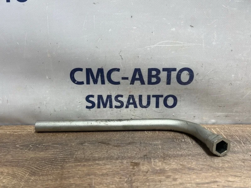 Ключ баллоный Audi A8 2014 8N0012219 D4 4.0 CTG