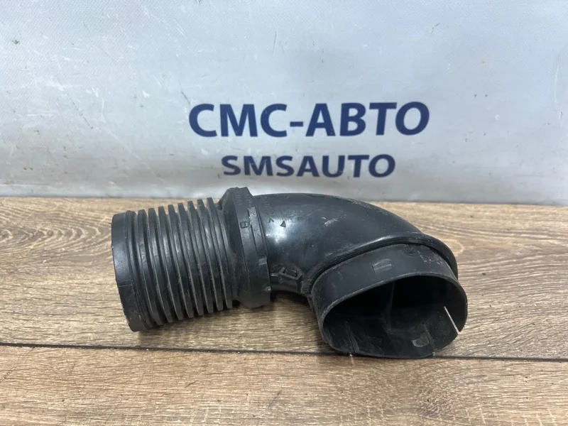 Патрубок воздушный Volvo V40 Cross Country 30677340 V40 CROSS COUNTRY B5204T9