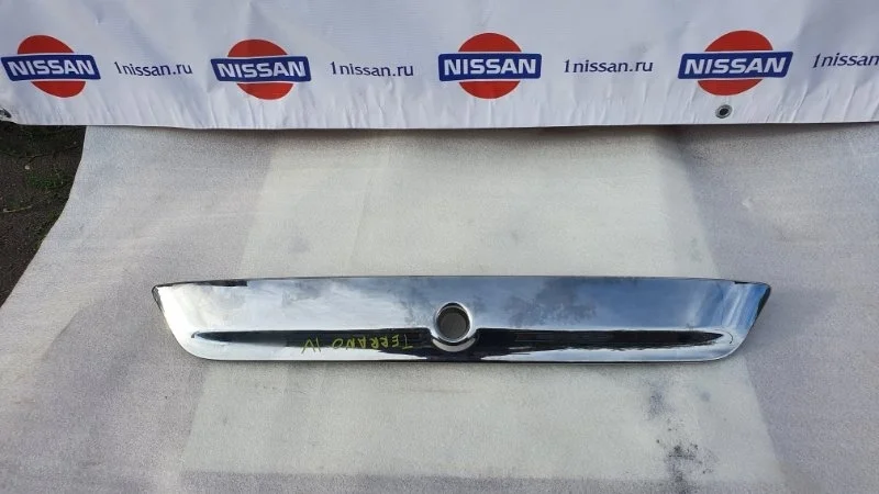 Накладка крышки багажника (хром) Nissan Terrano 2013 н.в. 9081100Q0C D10