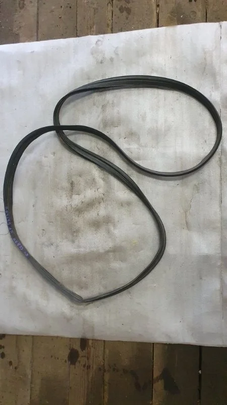 Уплотнительная резинка двери багажника Nissan Tiida 2007-2013 84830ED900 C11 HR16, задняя