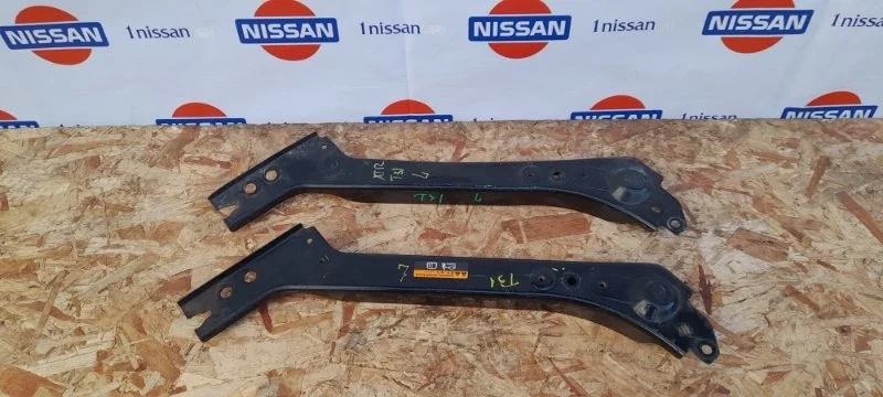 Панель радиатора ( телевизор) Nissan X Trail 2007-2014 62513JG00A T31 MR020, передний левый