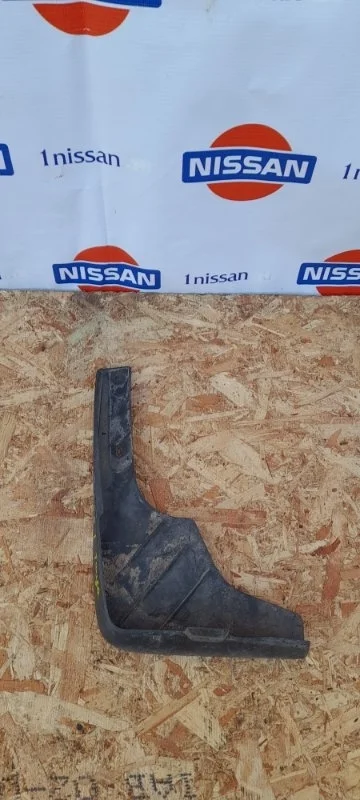 Брызговик Nissan Tiida 2007-2012 63855ED900 C11 HR16, передний левый