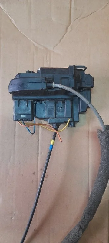 Замок двери Nissan Note 2006-2013 825009U10B E11 CR14, задний правый