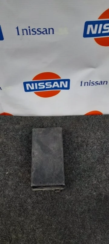 Крышка блока предохранителей Nissan Primera 2002-2007 243824M711 P12 QR20, передняя