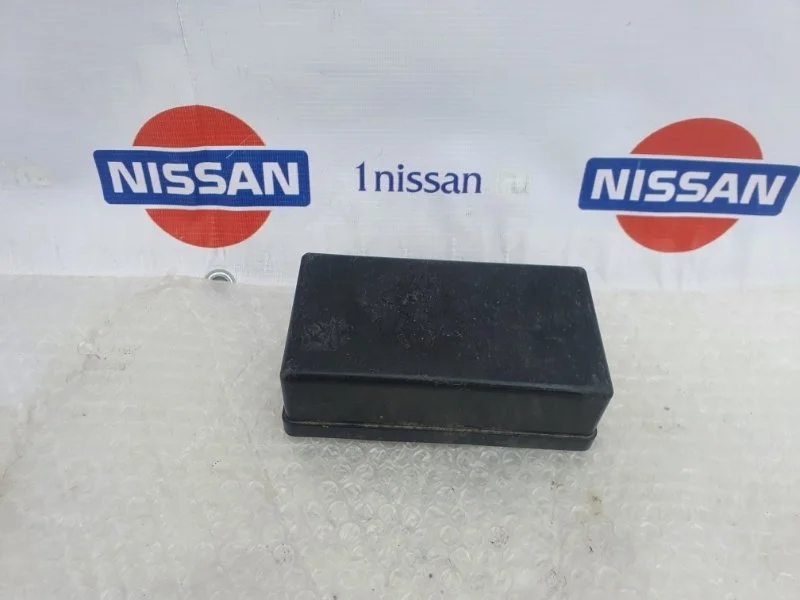 Крышка блока предохранителей Nissan Primera 2002-2007 243824M711 P12 QR20, передняя левая