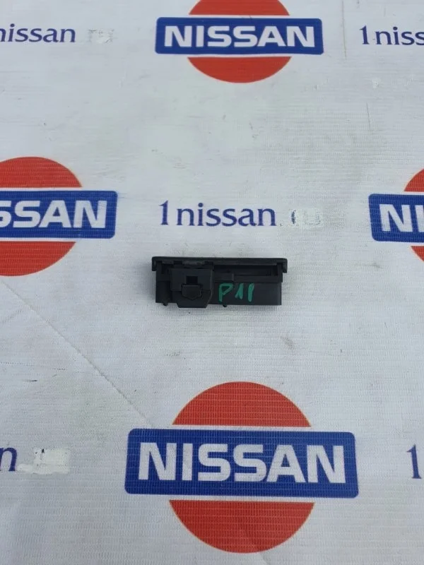 Замок бардачка Nissan Primera 1996-2001 686302F010 P11 SR20DE, передний правый