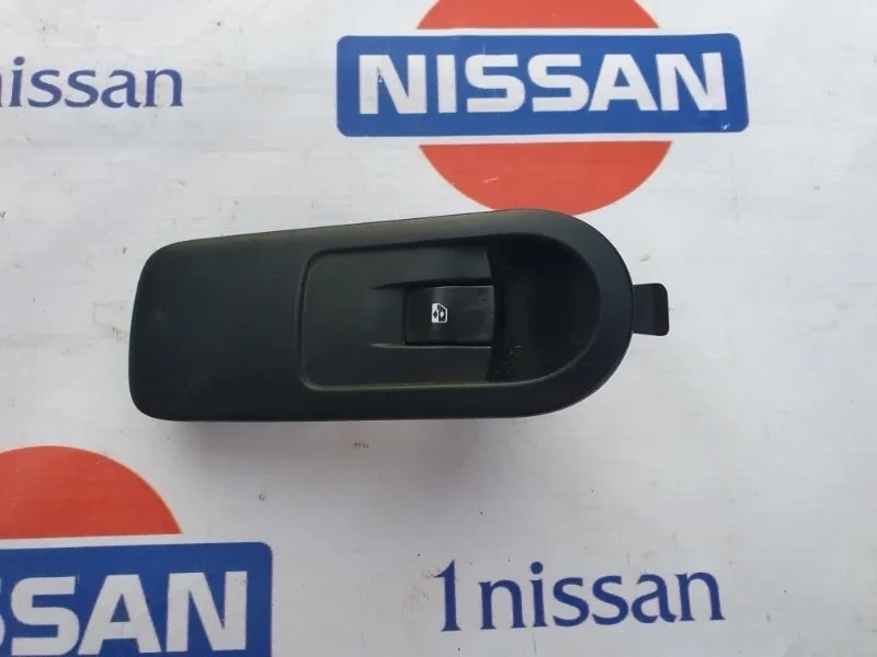Кнопка стеклоподъемника Nissan Terrano 2014 2556100Q0G D10 K4M690, передняя правая