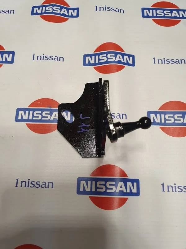 Кронштейн крепления Nissan Qashqai 2020 654004EA0A J11 MR20DD, передний правый