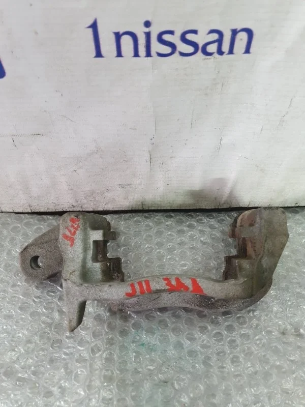 Скоба суппорта Nissan 19.03.2023 440114EA0A, задняя левая