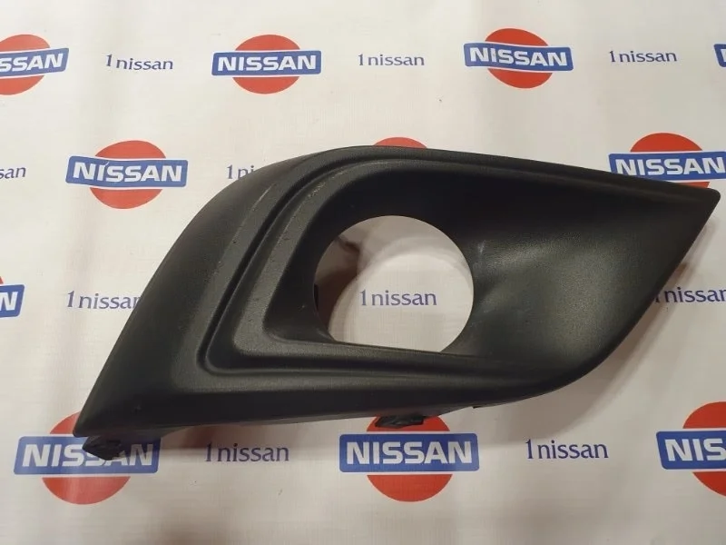 Накладка противотуманной фары Nissan 19.03.2023 622565AA0A, передняя правая