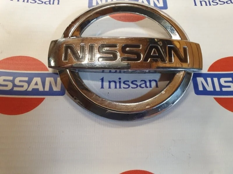 Эмблема Nissan 19.03.2023 62890AX600, передняя